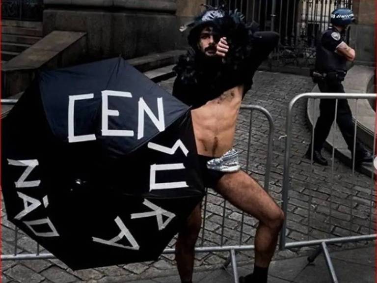 homem semi-nu com guarda-chuva escrito "censura"