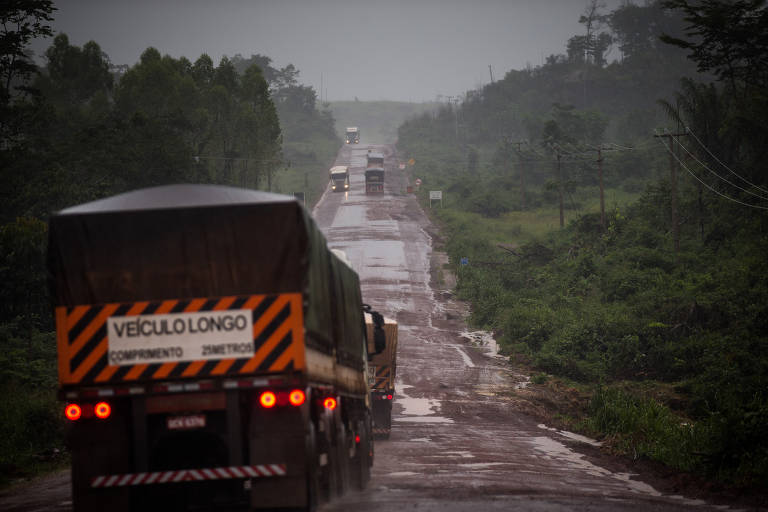 Alguns quilômetros depois do trecho asfaltado por Bolsonaro, os buracos já começam a pipocar e fazem com que caminhões precisem desviar em busca de pequenos pedaços de asfalto