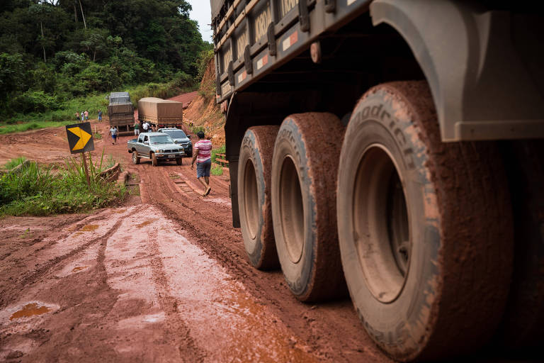 Caminhoneiros com dificuldade para subir estrada de terra no trecho da entre o KM 676 ao KM 788 na BR-163