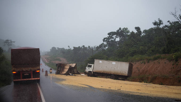 Acidente entre duas carretas, perto de Nova Santa Helena (MT); um dos veículos atravessou a pista e bateu em outro, que estava no sentido contrário