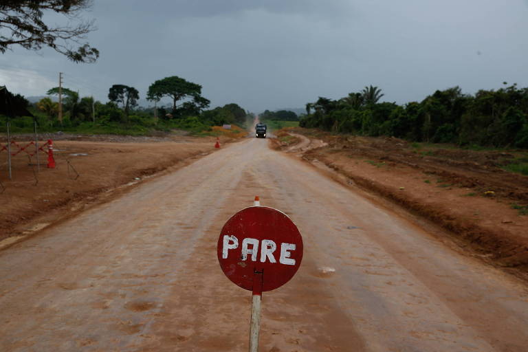 Reportagem da Folha publicada em 2017 mostra trecho em obras da BR 163, próximo a Itaituba (PA)