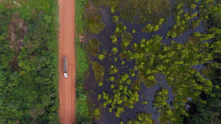 Reportagem da Folha publicada em 2017 mostra caminhão trafegando em trecho da BR 163, próximo a Itaituba (PA)