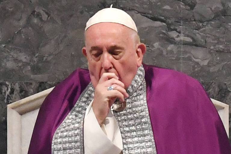 Papa Franciscos tossindo durante celebração de missa. ele coloca a mão na frente da boca 