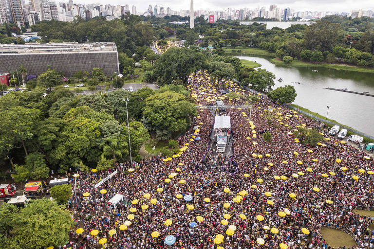 multidão em Bloco de Carnaval na região do parque Ibirapuera, em SP, em 2020