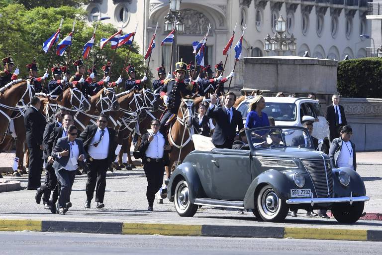 O novo presidente do Uruguai, Luis Lacalle Pou, e a vice-presidente, Beatriz Argimon, deixam o palácio legislativo durante cerimônia de posse