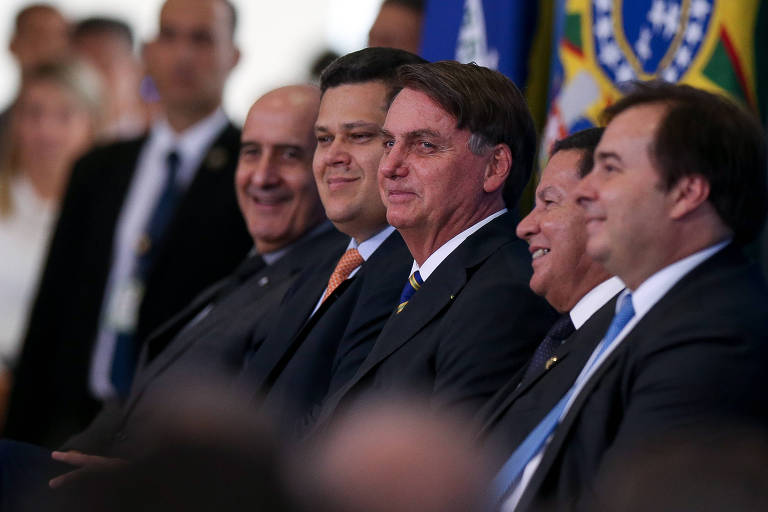 O presidente Jair Bolsonaro (ao centro), acompanhado dos presidentes do Senado e da Câmara, senador Davi Alcolumbre e deputado Rodrigo Maia, e do vice-presidente Hamilton Mourão, durante solenidade de posse do novo ministro do Desenvolvimento Regional, Rogério Marinho, em Brasília