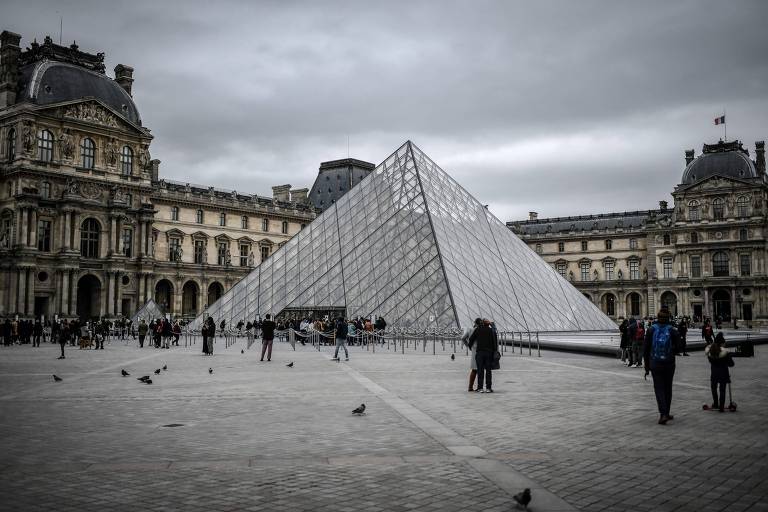 Pessoas visitam Museu do Louvre, em Paris, em fevereiro de 2020