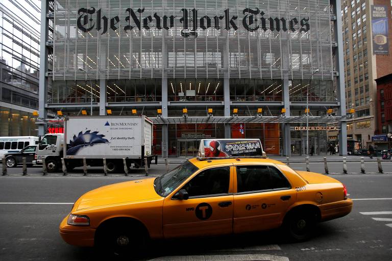 Retrato da fachada do The New York Times; em primeiro plano está um táxi amarelo
