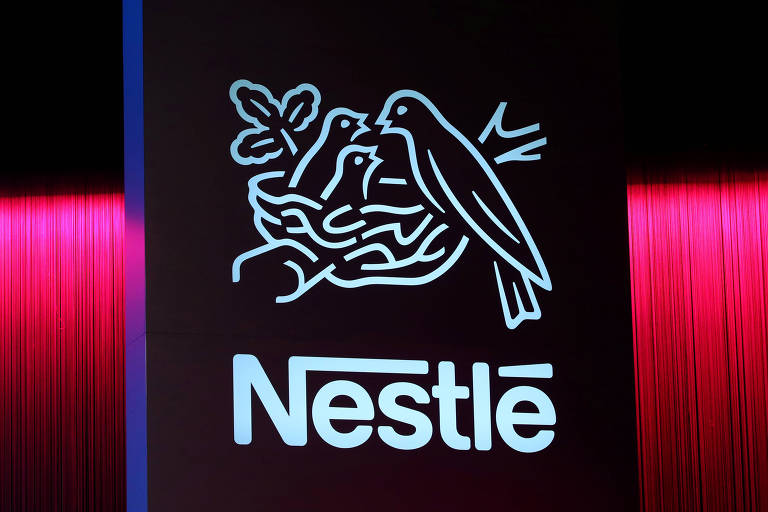 Logo na Nestlé; empresa solicita que qualquer funcionário que tenha viajado para as áreas afetadas informe o seu gerente imediato e trabalhe de casa por duas semanas, sempre que possível