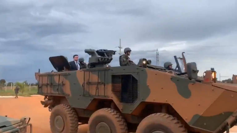 Sergio Moro anda em blindado ao acompanhar trabalhos das Forças Armadas no DF, em fevereiro