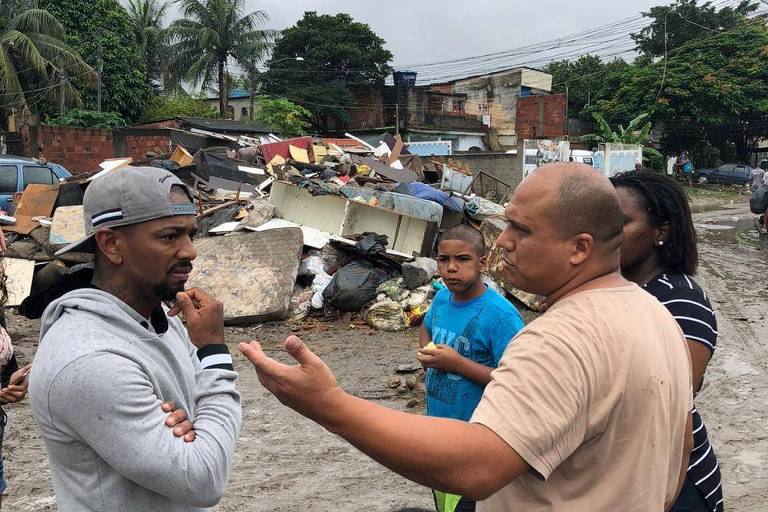 Nego do Borel visita bairro carioca devastado pela chuva e presta solidariedade a famílias