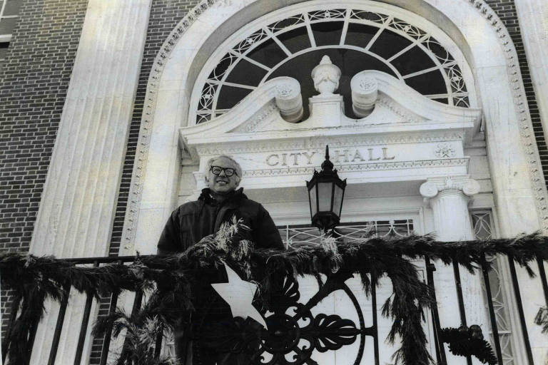 Bernie Sanders, então prefeito de Burlington, em frente a sede da cidade em 1989 