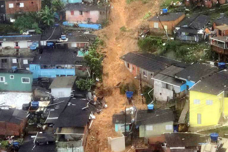 Deslizamento de terra em morro localizado na Vila Baiana, no Guarujá