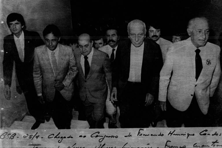 Os políticos Fernando Henrique Cardoso, Tancredo Neves, Ulysses Guimarães, Franco Montoro e representantes do PMDB chegam em Brasília (DF) para a votação da emenda "Dante de Oliveira", que propunha eleições diretas.  Apesar da maioria dos 298 votos, faltaram 22 para aprovar a emenda