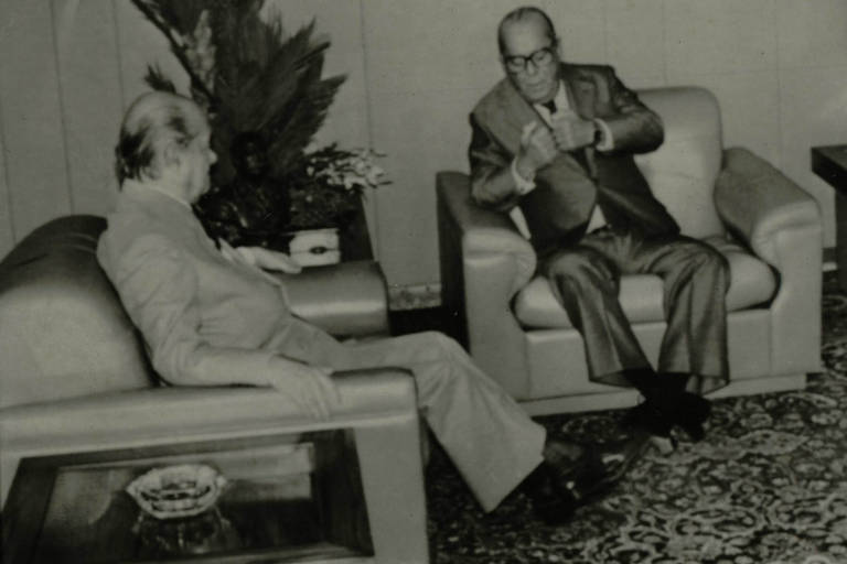 O presidente da república Tancredo Neves (esq.), após ser eleito conversa com o ex-presidente da República João Figueiredo no Palácio do Planalto, em Brasília (DF)
