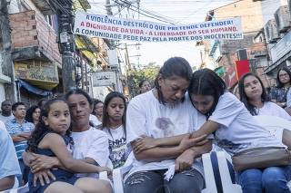 Parentes e amigos de vítimas em ato ecumênico em homenagem aos nove mortos em baile funk em Paraisópolis, em SP