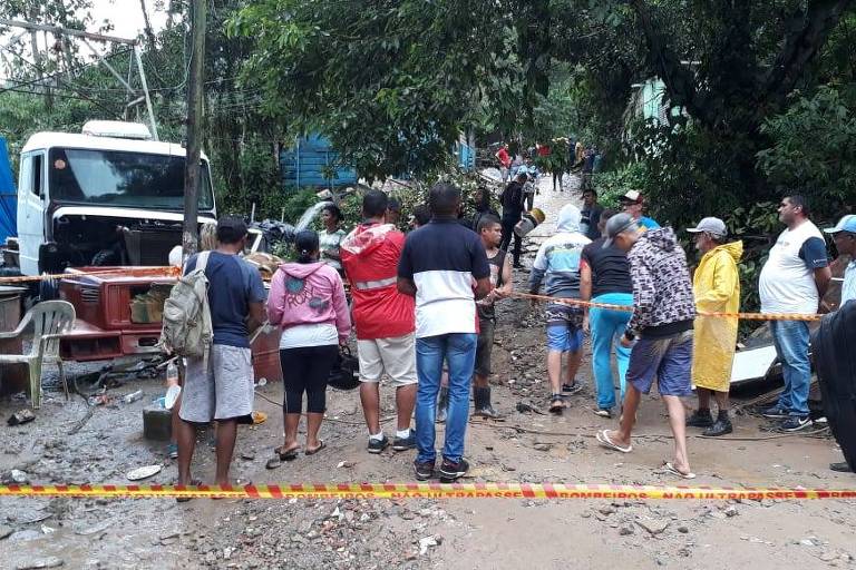 Encontraram meus tios soterrados e mortos, diz vítima de chuvas em Guarujá