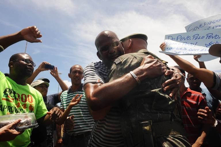 Dias abraça PM amotinado em frente à Assembleia Legislativa da Bahia em 2012, antes de receber um bolo