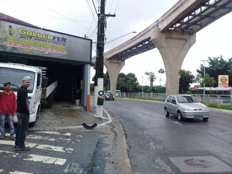 Peça de pneu do monotrilho de São Paulo cai do alto sobre a avenida Sapopemba, na zona leste
