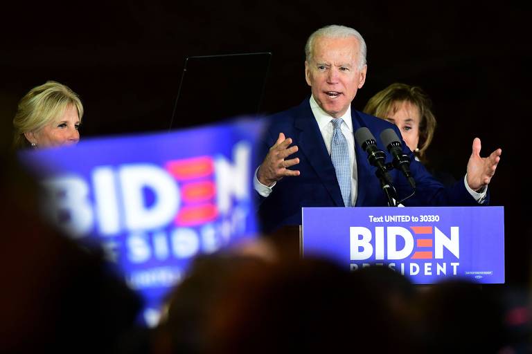 O ex-vice-presidente Joe Biden discursa em comício em Los Angeles, na Califórnia, ao lado de sua mulher, Jill, à esq., e sua irmã, Valerie Biden