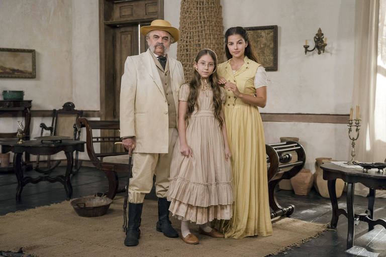 Pilar ( Gabriela Medvedovski ), Eudoro ( Josá Dumont ) e Dolores ( Julia Freitas )