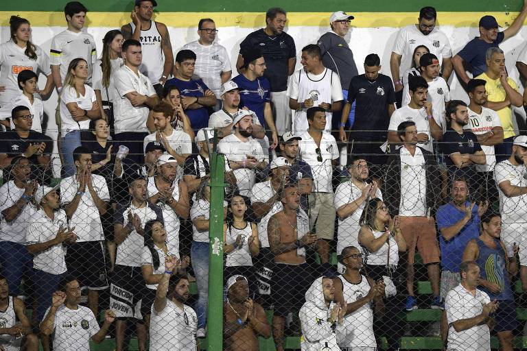 Torcida do Santos na arquibancada do estádio Norberto Tomaghello, na Argentina, onde a equipe alvinegra encarou o Defensa y Justicia, pela Libertadores