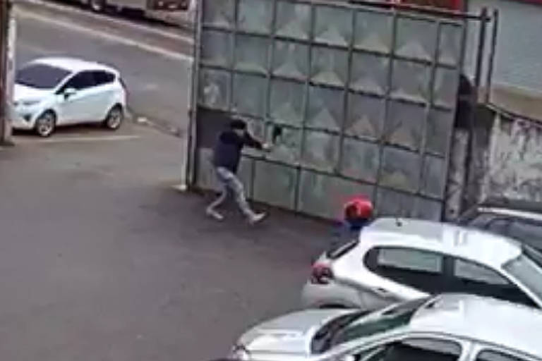 Imagem mostra momento que um homem atira na direção de Adauto Jorge
