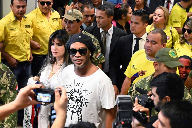 Ronaldinho e irmão pediram passaportes, diz defesa de empresária