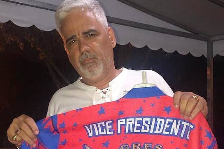 Marcelo Vinhaes segura camisa da escola de samba
