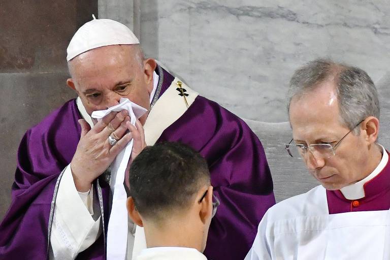 Em fevereiro, papa Francisco limpa o nariz durante missa