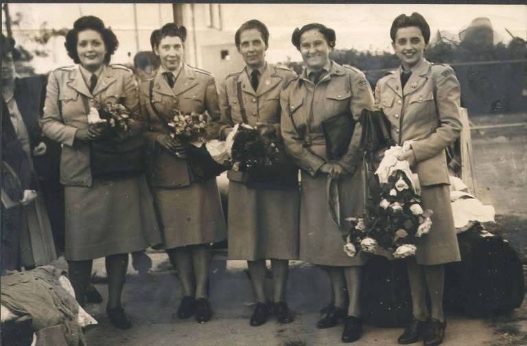 Regressam da Itália, pelo aeroporto Santos Dumont, no Rio de Janeiro, cinco enfermeiras da FEB: Regina Cordeiro Bordallo, Ocimara Moura, Judith Areias, Antonina Martins e Izaura Barbosa Lima