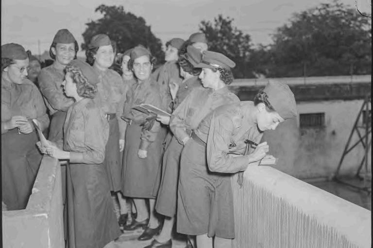 O governo convocou voluntárias, de 18 a 36 anos, que fossem solteiras, viúvas ou separadas e que tivessem diploma de enfermeira