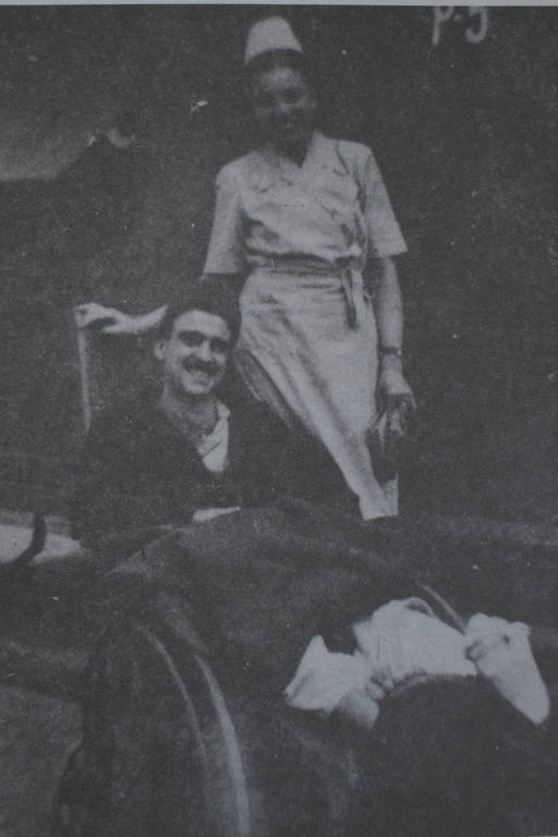 Enfermeira Carlota Mello, no Hospital General em Nápoles, com o 3º Sargento Henrique de Yácovo. Ele foi comandante do Pelotão de Petrechos, do 11° Regimento de Infantaria da FEB. Foi atingido por estilhaços em Torre di Nerone, enquanto os brasileiros mantinham a posição