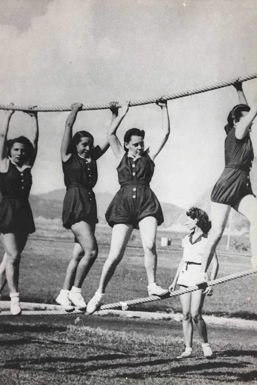 Futuras enfermeiras da FEB em treinamento físico na Fortaleza de São João, no Rio de Janeiro, em 1944