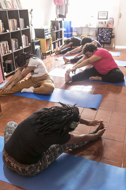 Aula de ioga kemetic, de origem africana, na livraria Africanidades. Endereço é especializado em literatura negra e promove eventos culturais