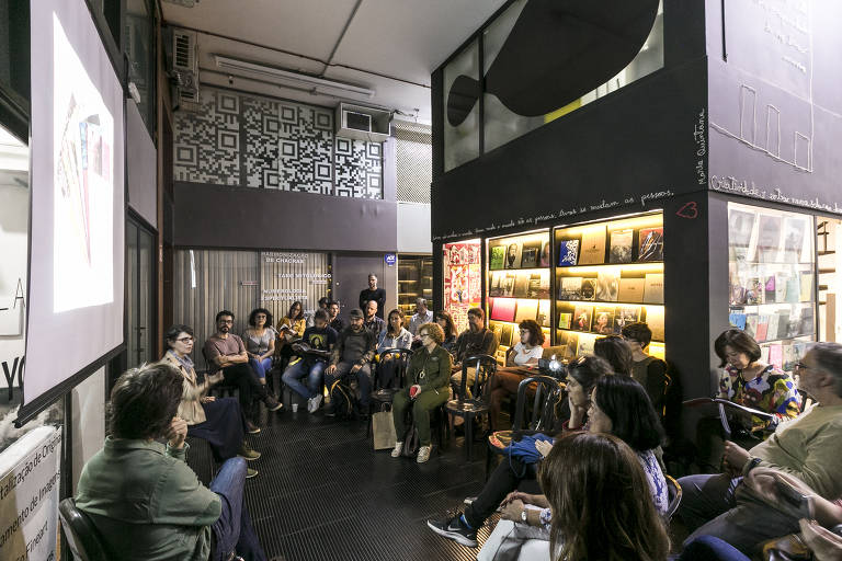 Evento na livraria Lovely House, localizada na galeria Ouro Fino, no centro de São Paulo