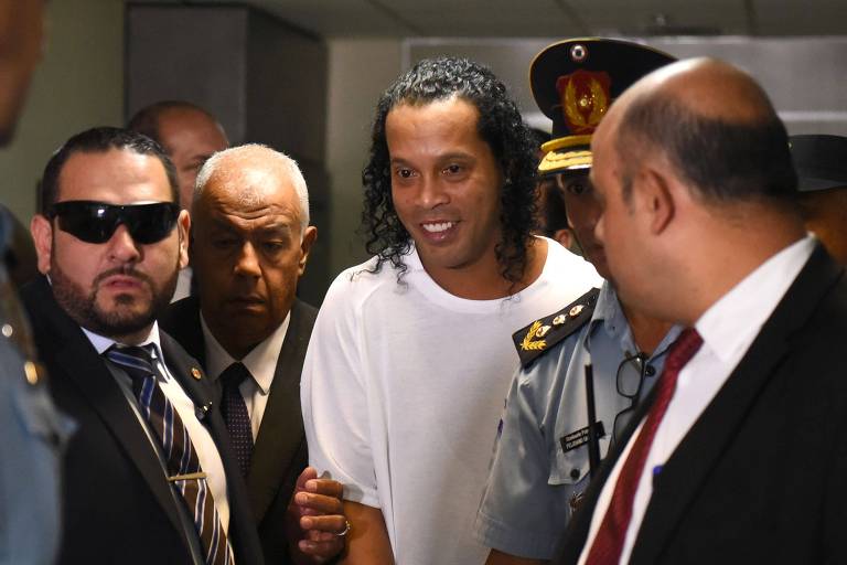 Ronaldinho chega à Justiça paraguaia para depor nesta sexta-feira