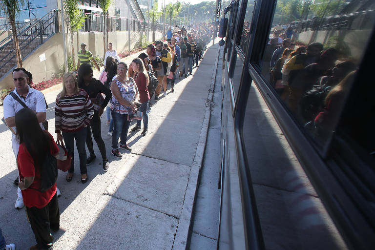 Passageiros aguardam ônibus Paese na estação Oratório da linha 15-prata, na zona leste de SP