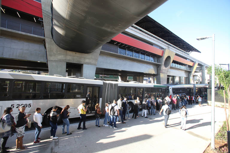 Passageiros aguardam ônibus Paese na estação Oratório da linha 15-prata, na zona leste de SP