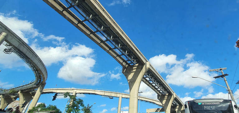 Trecho da linha 15-prata do metrô, o monotrilho, na região leste da capital paulista