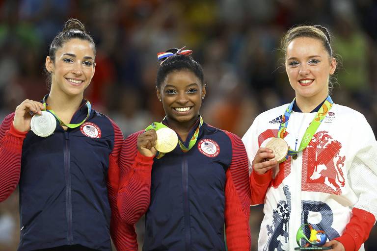 As ginastas medalhistas Simone Biles (centro), Alexandra Raisman (esq.) e Amy Tinkler no pódio da Rio-2016