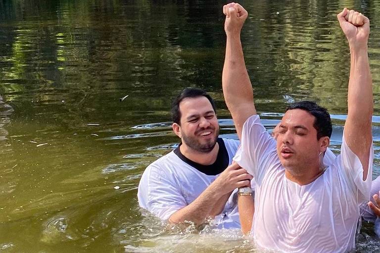 O cantor Wesley Safadão é batizado nas águas do rio Jordão