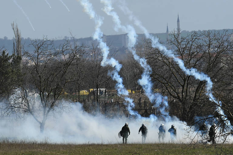 Bombas de gás lacrimogêneo criam uma nuvem de fumaça
