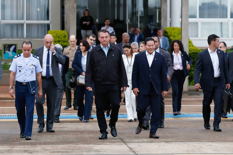 Bolsonaro durante a transmissão do cargo ao vice Hamilton Mourão, na Base Aérea de Brasília, neste sábado (7); presidente viajou aos EUA