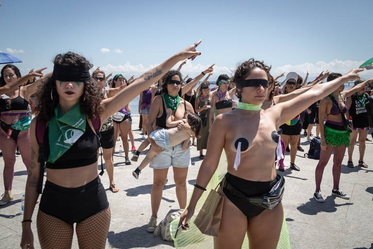 Mulheres encenam gestos inspirados na coreografia feminista chilena Um violador no teu caminho no Rio de Janeiro