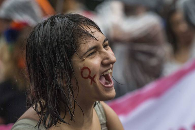 Mulher em manifestação na avenida Paulista, em São Paulo