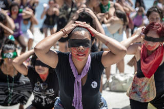 RIO DE JANEIRO, RJ, BRASIL, 08-03-2020,  Movimento de mulheres fazem ato contra Bolsonaro, junto com centrais sindicais preparam acoes em todo Brasil. No Rio houve o ato  Ël violador es tu