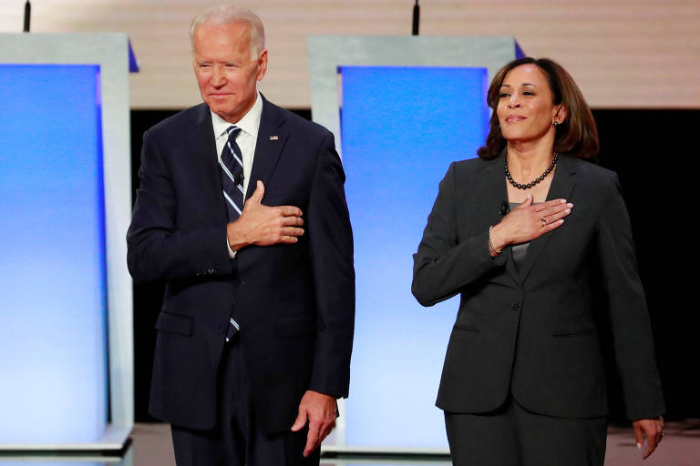 Joe Biden, ex-vice-presidente dos Estados Unidos e atual pré-candidato democrata, ao lado da senadora Kamala Harris, que desistiu da pré-candidatura à Presidência por falta de recursos
