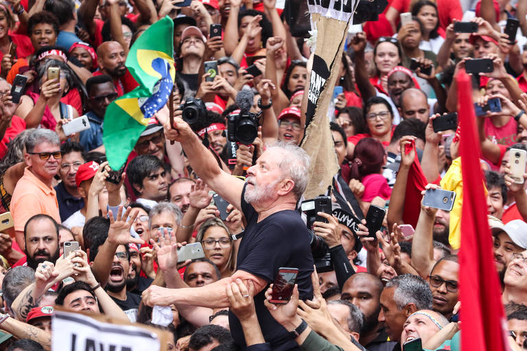 Em novembro, o ex-presidente Lula, preso pela Lava Jato, foi solto após novo entendimento do STF sobre prisão em segunda instância. Em seu discurso depois de sair da prisão, ele atacou a operação. O ex-presidente tem falado que pretende provar sua inocência e os supostos "interesses políticos" de Moro