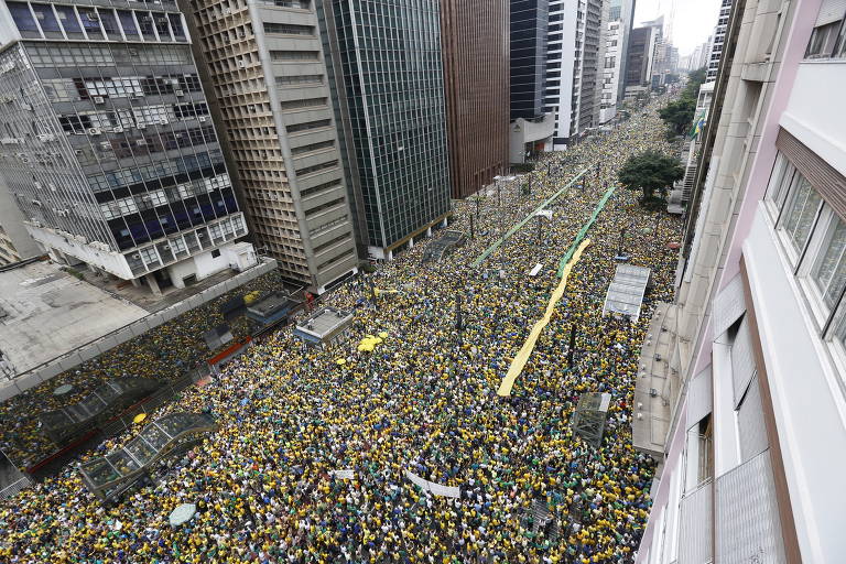 Manifestantes na Paulista protestam contra o governo da presidente Dilma Rousseff e o ex-presidente Lula; o ato reuniu, segundo o Datafolha, 500 mil pessoas